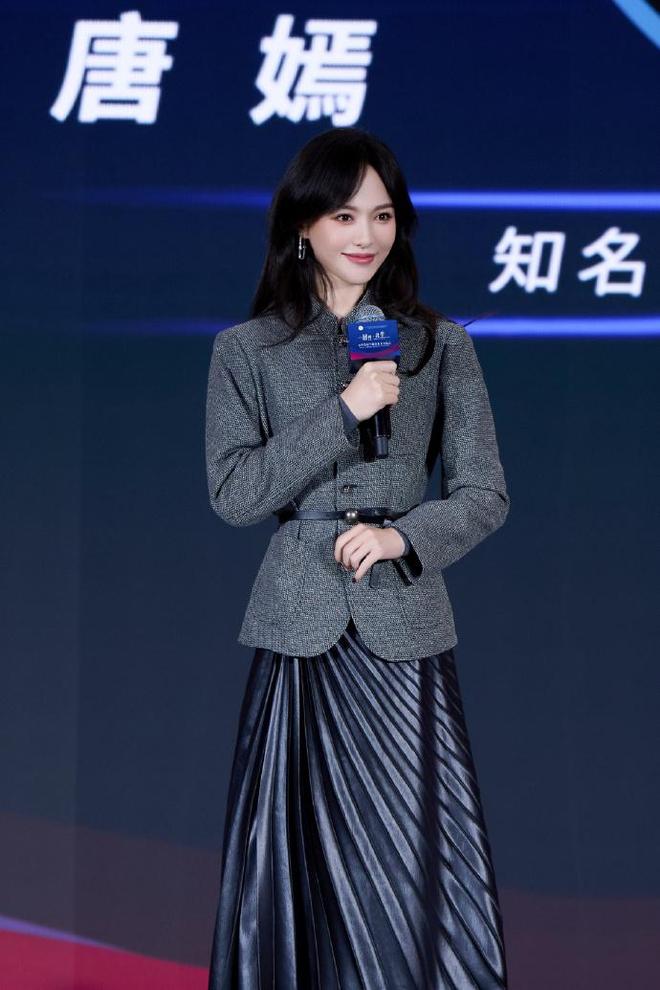 唐嫣美的好权威！灰色立领夹克搭配百褶半身裙优雅大方的高知感